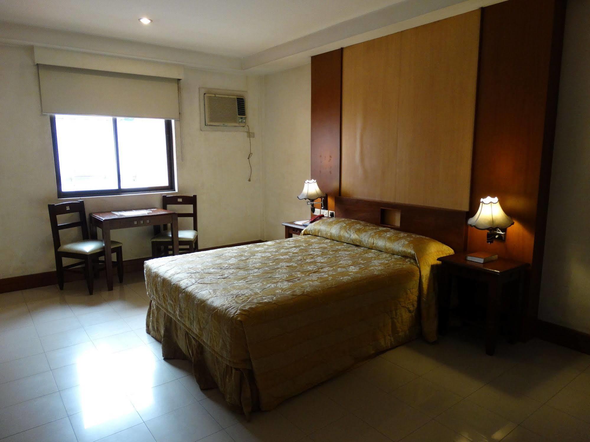 Cherry Blossoms Hotel Manila Ngoại thất bức ảnh