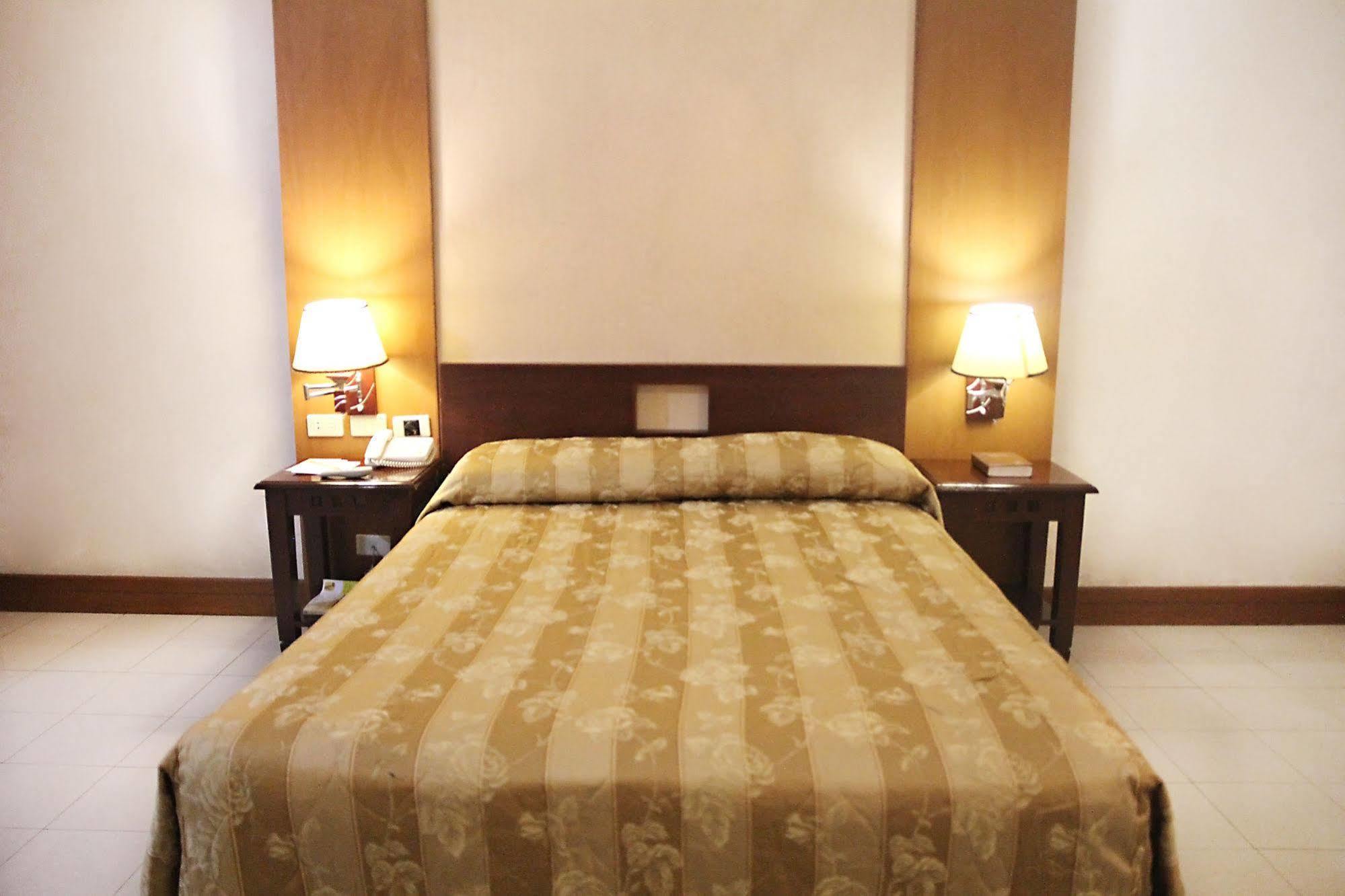 Cherry Blossoms Hotel Manila Ngoại thất bức ảnh