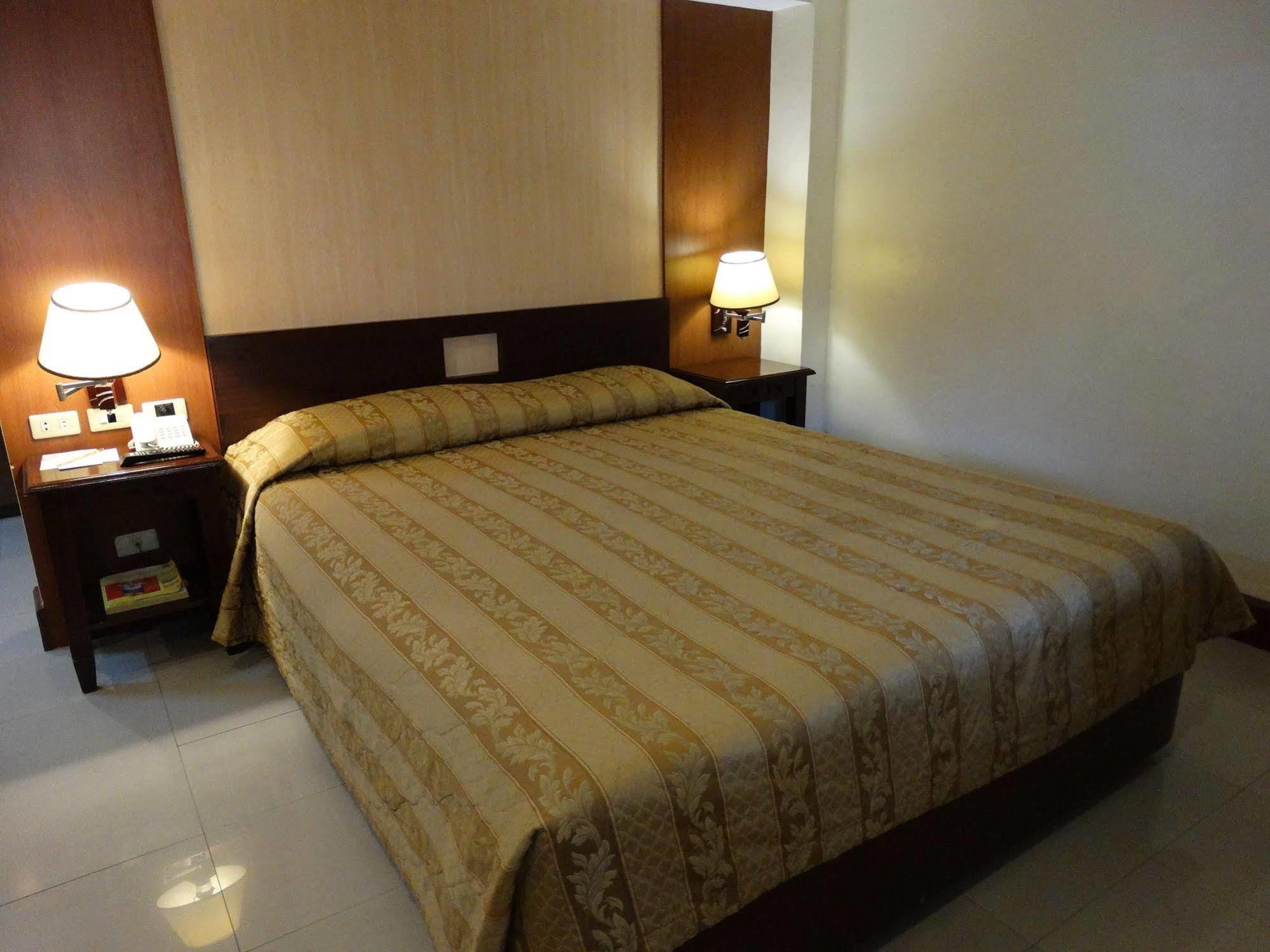 Cherry Blossoms Hotel Manila Ngoại thất bức ảnh